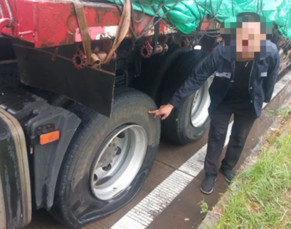 某高速30輛車被釘子扎破，車主用臥式液壓千斤頂更換輪胎